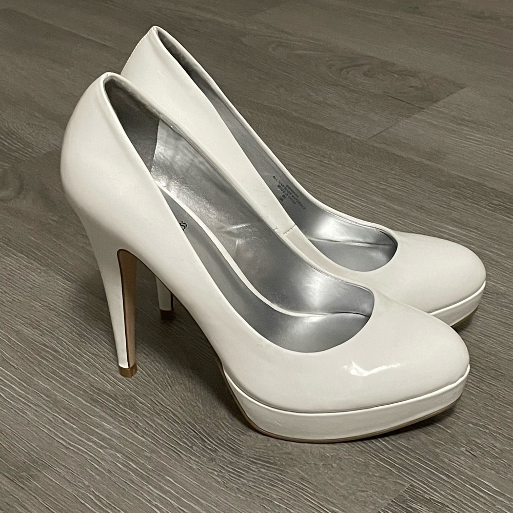 NWOT G by Guess platform pumps/ heels